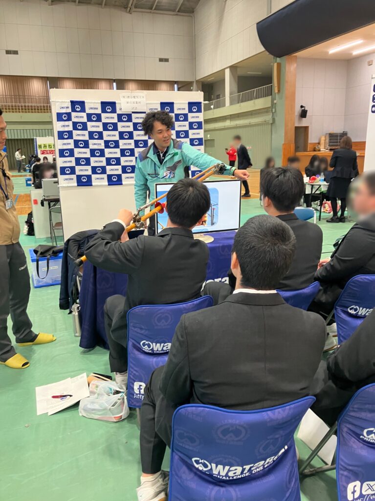 工具を触ってもらっている様子