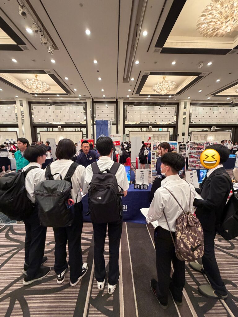 ジュニアインターシップ企業ブース見学会中の様子